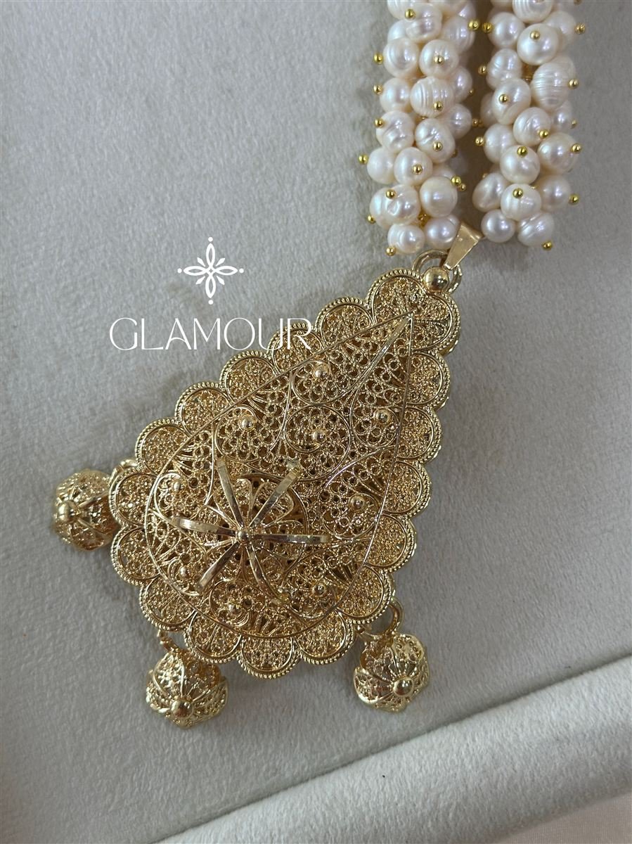 Détail d'un pendentif en filigrane doré